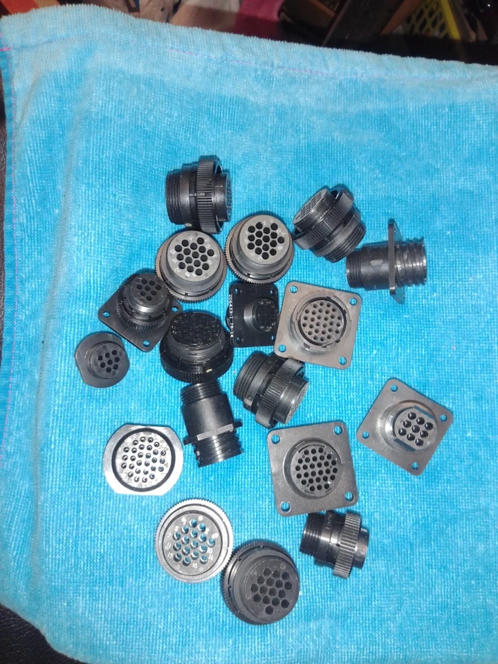(18) ASSORTED AMP CPC SERIES CIRCULAR MALE / FEMALE CONNECTOR PLUGS / SOCKETS - Image 1 of 1