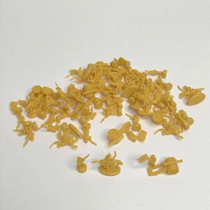 RISK 2003 Replacement YELLOW ARMY 60 Pieces PARKER BROTHERS Hasbro - Bild 1 von 2
