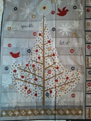 Panel de tela de árbol de adviento de algodón brillante navideño con bolsillos de regalo corte y costura Wilming Foto 1 de 4