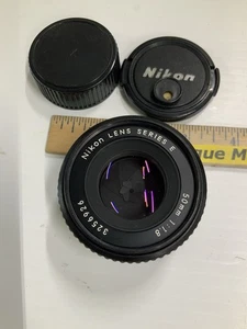 Nikon Series E Objektiv 50 mm f/1,8 AIS Pancake Prime manueller Fokus mit Schutzkappen - Bild 1 von 6