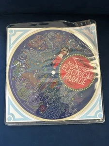 Vintage 1977 DISNEY`S MAIN STREET ELECTRICAL PARADE 33 1/3 RPM RECORD 7" - Picture 1 of 2