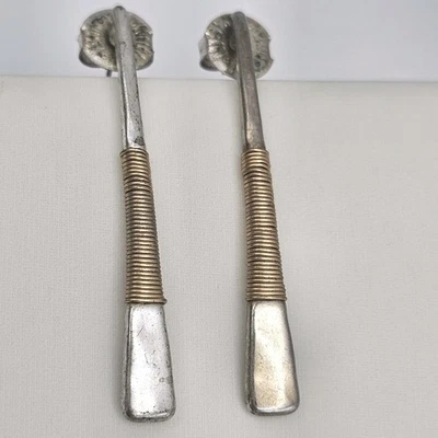 Pendientes colgantes modernistas RLM SOHO Robert Lee Morris tono plata envoltura de alambre de latón Foto 1 de 3