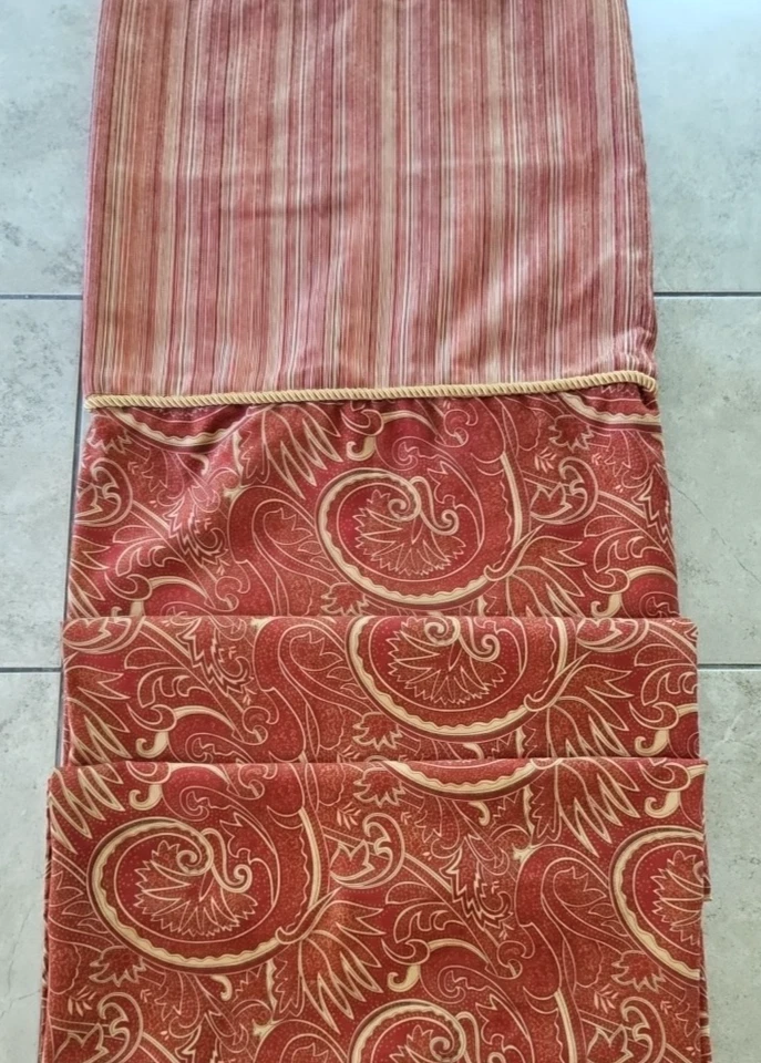 Cortina de Ducha Bacova Tela Paisley Roja y Dorada con Forro Dorado 68" W x 72" L Foto 1 de 4