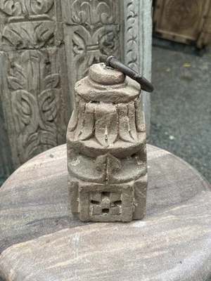 Antigua estatua de piedra tallada a mano con tapón de puerta Foto 1 de 4