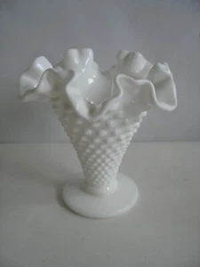 Vintage Fenton weiß Milchglas Hobnail gerüschte Trompetenvase 5 1/2"" - Bild 1 von 6
