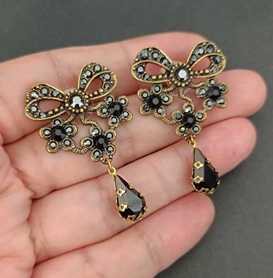 Pendientes con lazo Michal Negrin negro gris cristal gota floral barroco de colección romance Foto 1 de 4