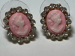 Rosa Kamee Ohrstecker Gold Ohrstecker umgeben von CZ - Bild 1 von 3