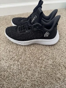 Under Armour Curry Flow 9 Team schwarz weiß Herrenschuhe 3025631-001 Herren 8 W 9,5 - Bild 1 von 7