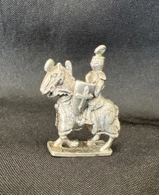 Medieval Knight Crusader On Horse Dressed In Armor - Изображение 1 из 4