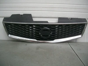 REJILLA NISSAN SENTRA 07 08 09 10 11 12 CROMO NEGRO ORIGINAL ORIGINAL - Imagen 1 de 3