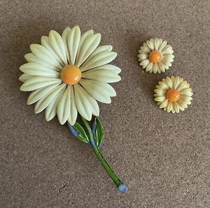 Spilla floreale vintage margherita gialla smaltata metallo dipinto con clip abbinata orecchini - Foto 1 di 2
