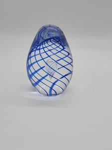 Mundgeblasener Kunstglas eiförmiger Briefbeschwerer mit dünnem Kobalt Spiralwirbel 3" - Bild 1 von 12