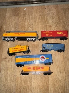 Life-Like HO F-40 Locomotive Union Pacific  # 3901 Caboose Hopper Boxcar - Picture 1 of 9