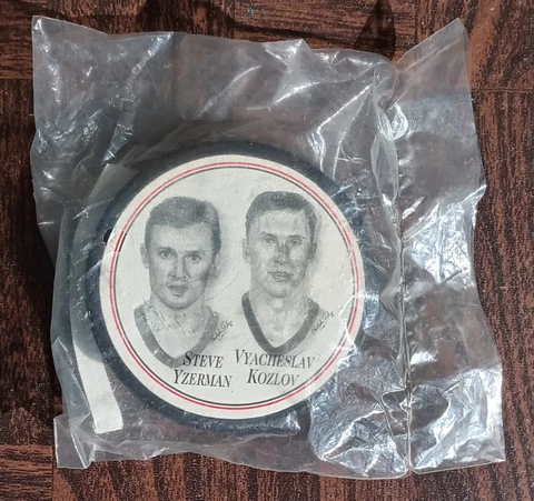 Steve Yzerman/ Vyacheslav Kozlov 1997 Burger King Hockey Puck Sealed Cover