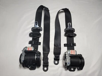 2009 - 2013 Dodge Avenger Drivers & Passengers Front Seat Belts (OEM) Black Foto 1 de 4
