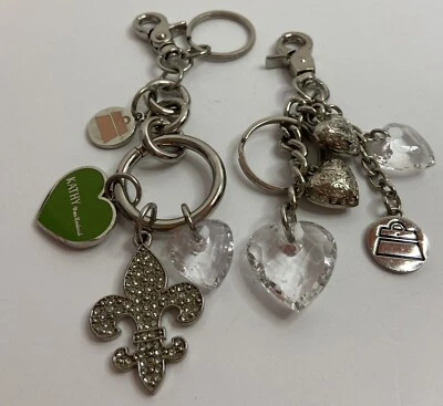 2 LLAVERO KATHY VAN ZEELAND, CLIPS DE BOLSA, LLAVEROS, FLOR DE LIS, DIJES CORAZONES. En muy buena condición Foto 1 de 4