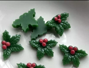 10 Abbellimenti per carte artigianali schiena piatta in resina agrifoglio 25x19 mm. Natale - Foto 1 di 1