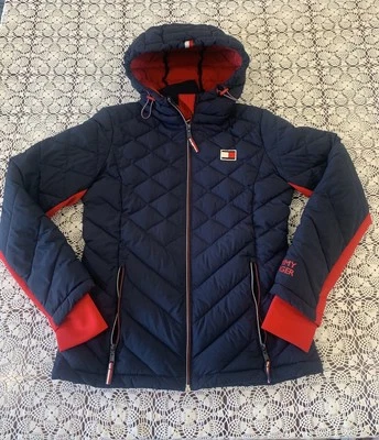 Jaqueta acolchoada feminina Tommy Hilfiger acolchoada com capuz pequena vermelha azul - Imagem 1 de 4