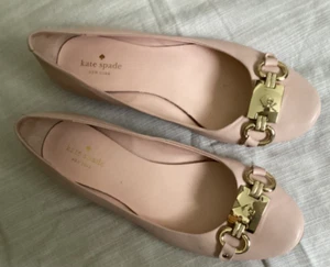 Kate Spade Phoebe Slip On Ballet Flats Logo Buckle Buckle Nude Leather Sz 8.5 - Picture 1 of 7