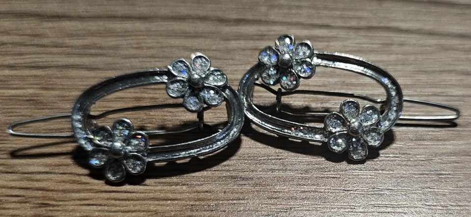 Juego de clips de pelo vintage de diamantes de imitación con flores en tono plateado brillante Y2K Foto 1 de 4