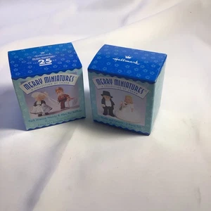 HALLMARK KEEPSAKE MERRY MINIATURES SET DI 2 COLLEZIONE DI FIGURINE CHARM NUOVE CON SCATOLA - Foto 1 di 12