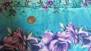 HAWAIII Vintage BLAU LILA BLUMEN auf BLAU 1980er BAUMWOLLSTOFF - über 1 Yard - Bild 1 von 2