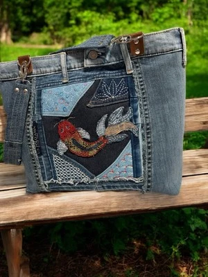 Bolso de hombro de mezclilla reciclado hecho a mano con cuentas Koi Fish-único en su clase Foto 1 de 4