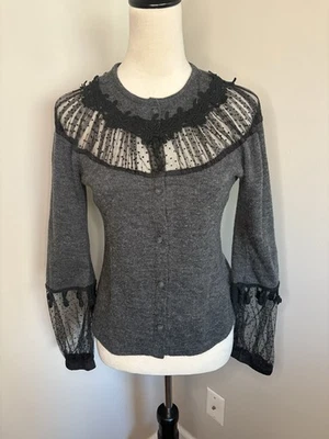 Ryu: Cardigã Feminino Cinza Preto Suéter de Renda Botão para Cima Tamanho Médio - Imagem 1 de 4