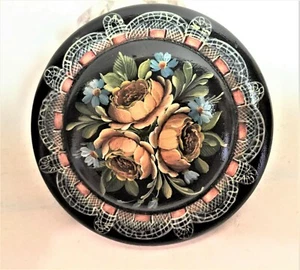 Broche prendedor redondo pintado a mano con forma de madera con tema floral firmado - Imagen 1 de 2