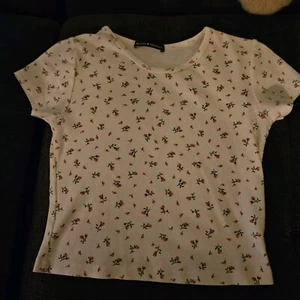 Brandy Melville White Red Floral Cropped Top Shirt OS Gently Worn - Picture 1 of 3
