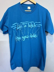 Camiseta años 80 90 puntada única Life’s A Bitch Then You Dive! Camisa Retro Cool L - Imagen 1 de 15