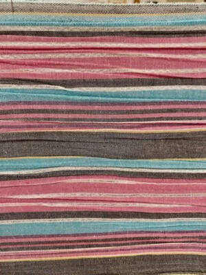 Tela Oxford arrugada de colección, mezcla de algodón, rayas grises y pastel con hilo plateado Foto 1 de 4