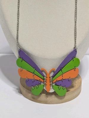 Collar colgante mariposa de moda. Tono plateado, púrpura, verde y naranja 14" DEFECTUOSO Foto 1 de 4