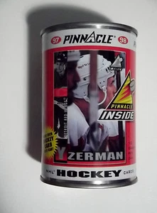1997-98 Pinnacle Inside raro Steve Yzerman lata de coleccionista sellada con paquete de 10 tarjetas - Imagen 1 de 4