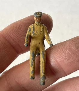 ¿Tractor de granja conductor soldado de juguete pintado de colección de la era británica? Figura #37-298 - Imagen 1 de 10