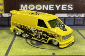 FURGONETA ASTRO HOT WHEELS PERSONALIZADA--MOONEYES--CON NEUMÁTICOS DE GOMA - Imagen 1 de 4