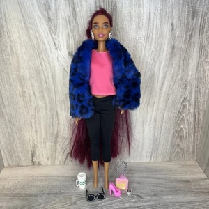 Barbie Extra Fly Bambola Borgogna Trecce Lunghe Giacca Leopardata #17 Articolata - Foto 1 di 5