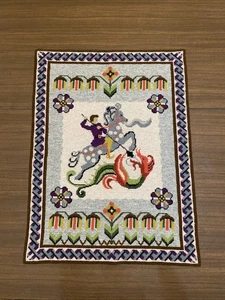 Vintage schwedischer nordischer Ritter und Drache traditioneller Wandteppich Handarbeit 21,5 x 28,5 Zoll - Bild 1 von 10