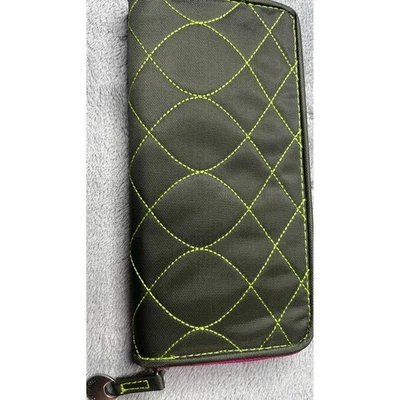 Travelon 绗缝拉链钱包霓虹拼接卡槽 — 第 1/4 张图片