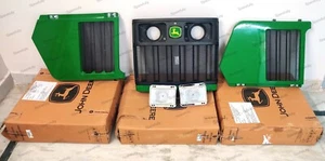 Griglia originale John Deere + schermo laterale + faro RE209912 + RE180246 + 47 + RE2691110 - Foto 1 di 6