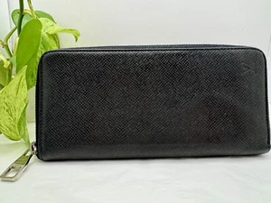 Louis Vuitton TAIGA VERTICAL Men's Leather Zippy Wallet Black USAship Authentic - Picture 1 of 24