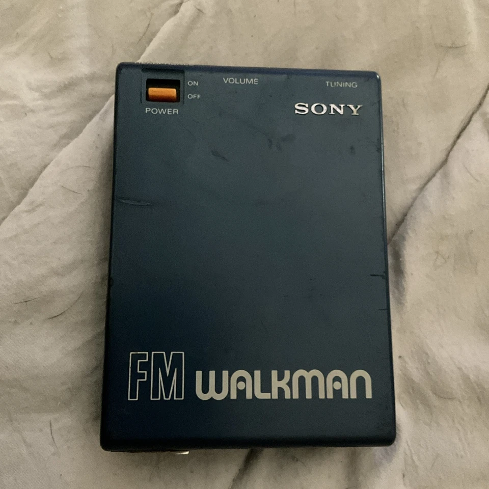 Primer modelo SONY FM WALKMAN SRF-40 FM 1980 funciona FM:76-90MHz Foto 1 de 4