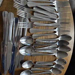 Lote de 28 piezas cubiertos de acero inoxidable Pfaltzgraff 18/0 tenedores cucharas cuchillos patrón desconocido - Imagen 1 de 9