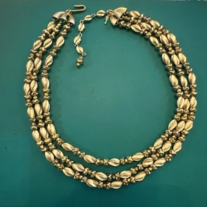 COLLAR TRIFARI CORONA JOYERÍA VINTAGE TRES HEBRAS TONO ORO METAL ESTADO - Imagen 1 de 8