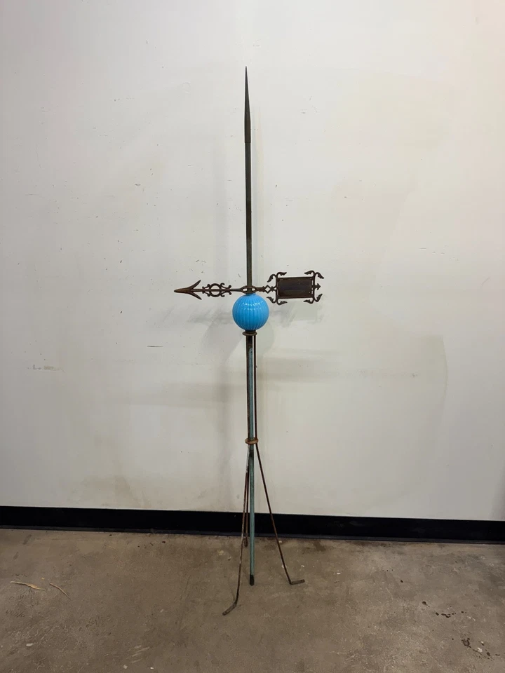 Antigua veleta pararrayos de cobre del siglo XIX con decoración de vidrio azul Foto 1 de 4