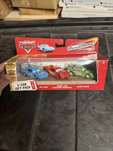 Pack de 3 coches Disney WOC THE KING LÍNEA DE META MCQUEEN & CHICK HICKS - Imagen 1 de 10