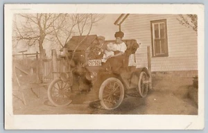 Familie im Auto mit 1913 Iowa Nummernschild Echt Foto Postkarte RPPC - Bild 1 von 3