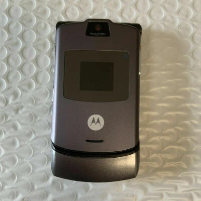 Original Motorola RAZR V3 Unlocked Flip GSM Bluetooth Phone - Image 1 of 4