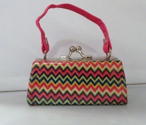 Cartera brillante rosa multiestampado Zig Zag se adapta a muñecas chicas americanas de 18 - Imagen 1 de 1