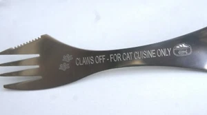 KATZENFUTTERGABEL EDELSTAHL SPORK MIT LUSTIGEM TEXT PFOTENABDRÜCKEN & KATZENNAPF DESIGN - Bild 1 von 8